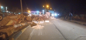 Virajı alamayan tır devrildi saman balyaları yola saçıldı: 1 yaralı