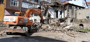 Isparta'da katlı otopark projesinde metruk binalar yıkıldı, çalışmalar hız kazandı