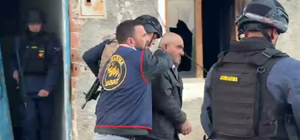 2 evi ateşe verdi, gelen jandarma ekiplerine saatlerce direndi