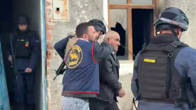 2 evi ateşe verdi, gelen jandarma ekiplerine saatlerce direndi