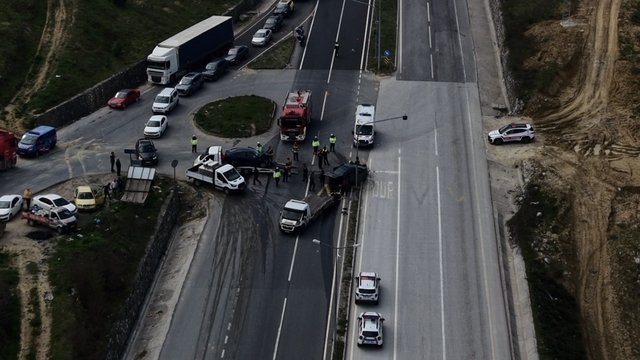 Kavşakta feci kaza: Araçlarda sıkışan sürücüleri itfaiye kurtardı