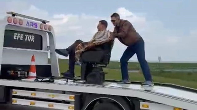 Tekirdağ'da görenler şaşırdı : Müşterisini çekici üzerinde traş etti