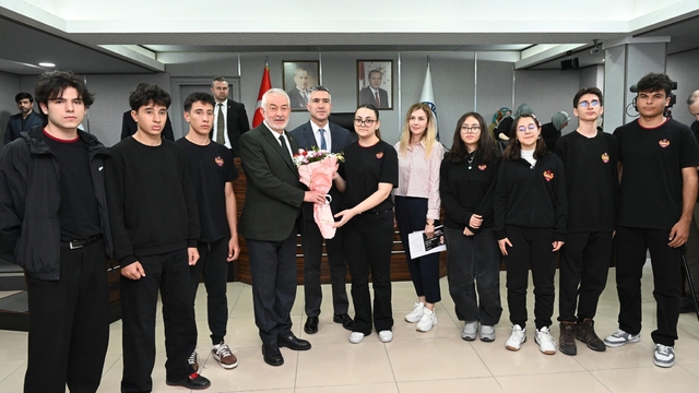 Aslı Derbent Özkan Lisesi öğrencileri Belediye Meclisi'ne konuk oldu