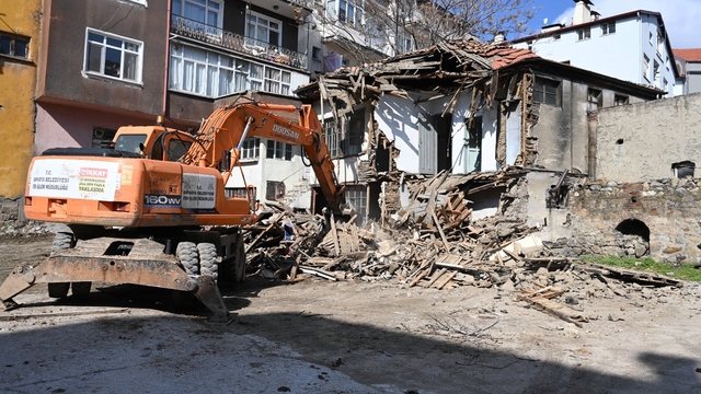 Isparta'da katlı otopark projesinde metruk binalar yıkıldı, çalışmalar hız kazandı