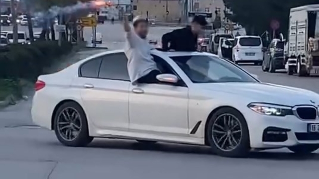 Bursa'da düğün konvoyuna ağır ceza: 660 bin TL
Bursa'da konvoy şovu pahalıya patladı: Ehliyetler gitti, araçlar bağlandı