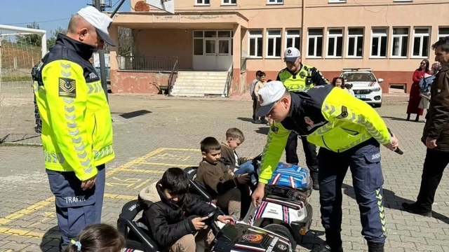 Sinop'ta minikler eğlenerek trafik kurallarını öğreniyor