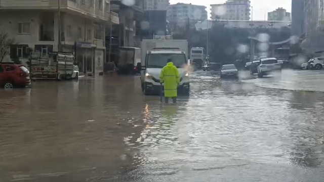 Mardin'de yarım saatlik sağanakta cadde ve sokaklar göle döndü