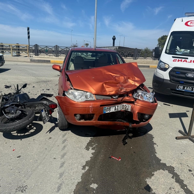 Arhavi'de otomobil ile motosiklet çarpıştı: 1 ölü