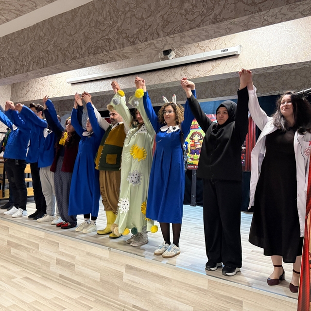 Minik kalplere tiyatro dokunuşu: "Seni Yaramaz Virüs" oyunu büyük ilgi görd...