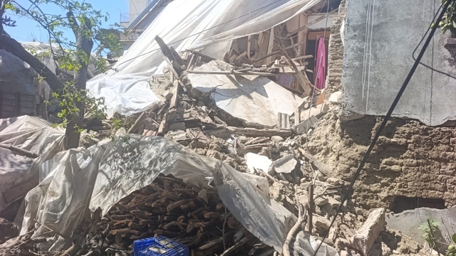 Antalya'da 2 katlı kerpiç ev çöktü