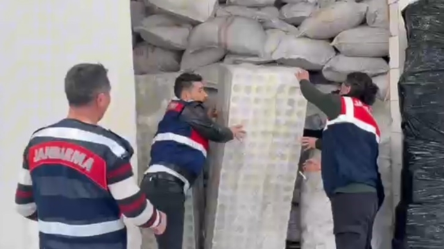 Antalya'da kaçak kozmetik üretimi yapılan depoya baskın: 65 milyon liralık sahte ürün ele geçirildi