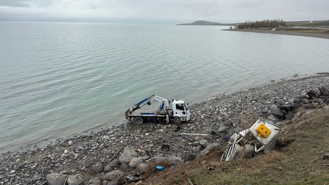 VASKİ'ye ait vinç kaza yaptı: 1 yaralı