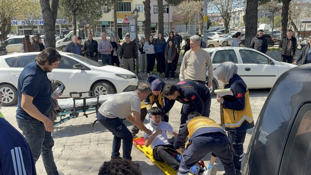 Çanakkale'de motosiklet yayaya çarptı; 2 kişi yaralı