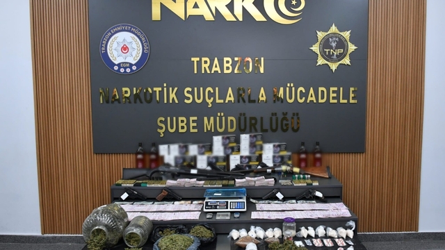 Trabzon merkezli 5 ilde uyuşturucu operasyonu
Trabzon merkezli Artvin, Adıyaman, Hakkâri ve İzmir illerinde bin 50 personelin katıldığı operasyonda kilolarca uyuşturucu madde ele geçirilirken, 91 şüpheli gözaltına alındı