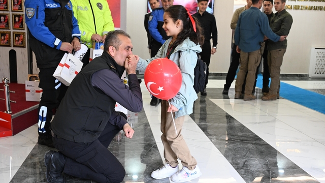 Minik öğrencilerden Emniyet Müdürlüğüne Polis Haftası ziyareti