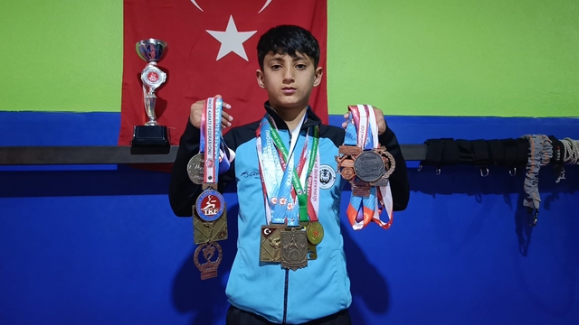 10 yaşındaki karateciden 20 madalyalık büyük başarı
3 yılda 20 madalya kazandı: Hedefi olimpiyat şampiyonluğu