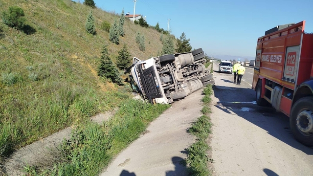 Bilecik'te devrilen tırın sürücüsü yaralandı