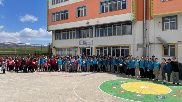 Kırşehir'de ilkokul öğrencileri harçlıklarını Gazzeli çocuklara gönderdi