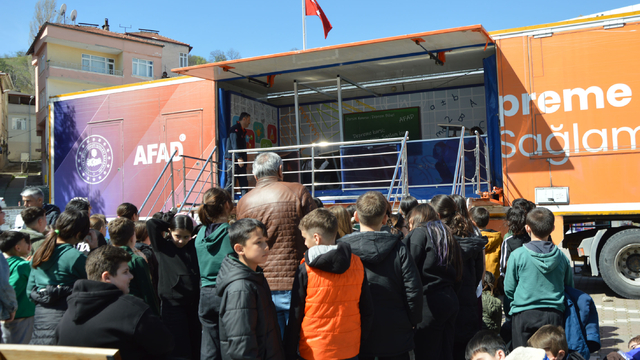Deprem simülasyon tırı ile Havza'da deprem eğitimi verildi