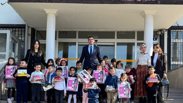 Güdül'de anaokulu öğrencileri, Kaymakam Naim Akar'ı ziyaret etti