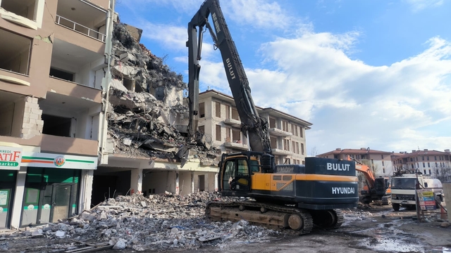 Malatya'da ağır hasarlı binaların yıkımı sürüyor