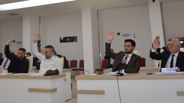 Üyelerin istediği 'İhale ve doğrudan temin dosyaları' gelmemesi tartışması meclise taşındı
MHP Grubu, CHP Belediye Başkanı Subaşı'nın üslubu nedeniyle meclisi terk etti
AK Partili Denetim Komisyonu Üyesi Sünetci rapora 'Şerh' koydu