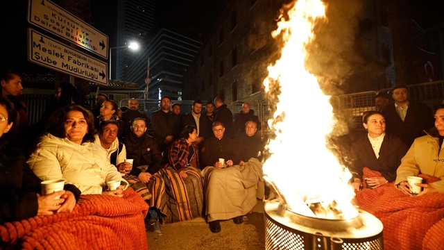 Başkan Tugay, Meslek Fabrikası önünde sabahladı
Gece boyunca nöbet tutan Başkan Tugay'dan kararlılık mesajı: "Tek başıma da olsam devam edeceğim"