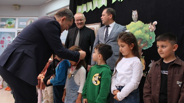 Ödemiş'te minik öğrencilere kitap kurdu madalyası