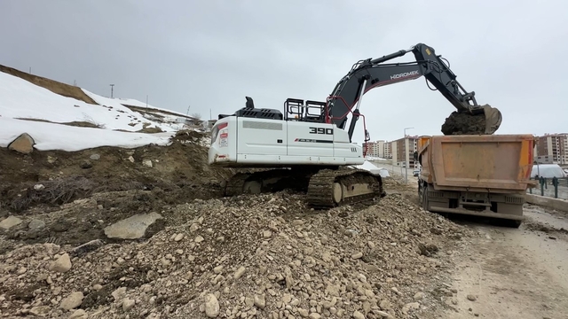 Yüksekova'da heyelan bölgesinde çalışmalar sürüyor