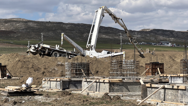 Sivas'ta inşaatta beton kalıbına düşen işçi öldü