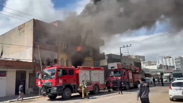 2 katlı binada çıkan yangında 1'i bebek, 4 kişi dumandan etkilendi