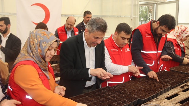 Kızılay Sur Şubesi ve GAPUTAEM çiftçiler için fide yetiştiriyor