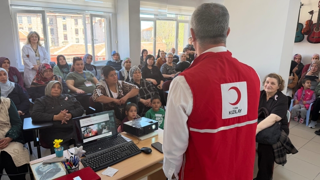 Edirne'de kadınlara kanserle mücadele eğitimi verildi
