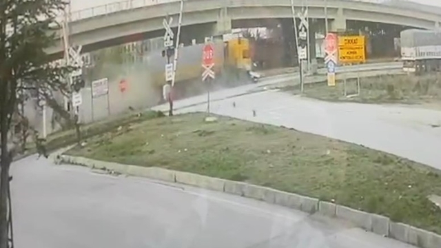 Tır otomobile çarptı: 1 ölü