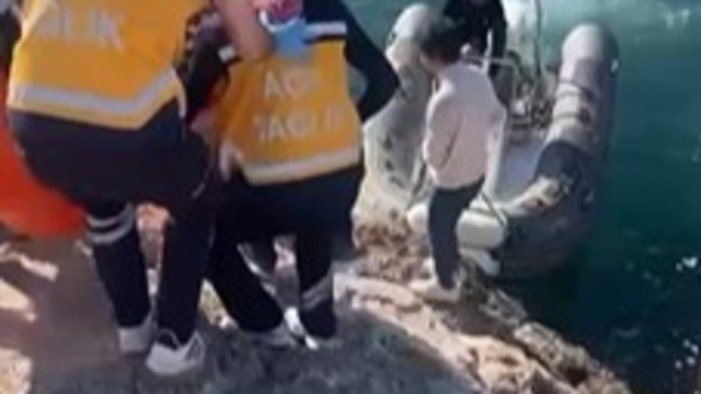 Ambulans kapatılan yol sebebiyle olay yerine ulaşamadı, kalp krizi geçiren vatandaş botla kurtarıldı