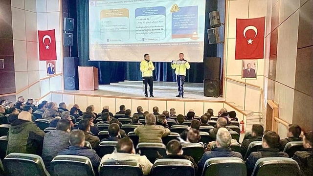 Jandarma trafik ekipleri rehberlik ve bilgilendirme çalışmalarını sürdürüyor