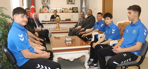 Şampiyon hentbolcular Taşova Kaymakamı Kartal'ı ziyaret etti