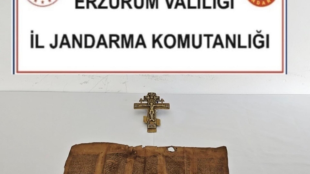Erzurum'da Orta Çağ dönemine ait parşömen ile bronz haç ele geçirildi