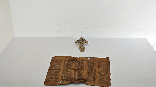 Erzurum'da Orta Çağ dönemine ait parşömen ve bronz haç ele geçirildi