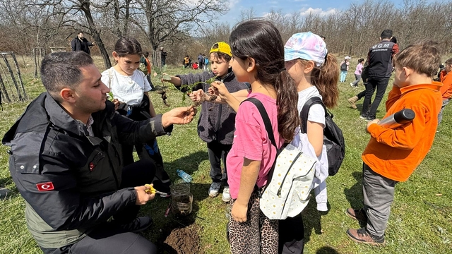 Bilecik'te ilkokul öğrencileri kendi yetiştirdikleri meşe fidanlarını toprakla buluşturdu