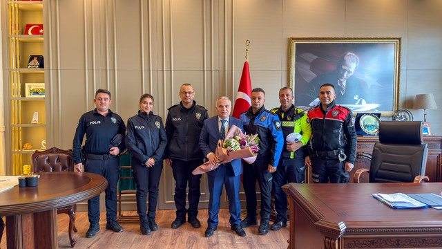 Polisler, Anamur Kaymakamı Kemal Duru'ya ziyarette bulundu