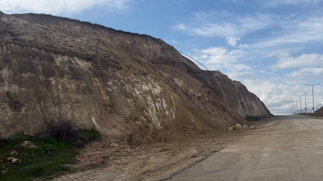 Batman'da heyelan nedeniyle kapanan yol ulaşıma açıldı