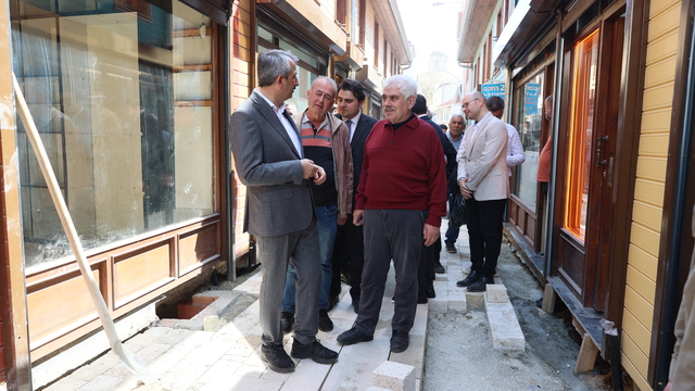 Edirne Valisi Sezer Kunduracılar Sokağı'nı ziyaret etti