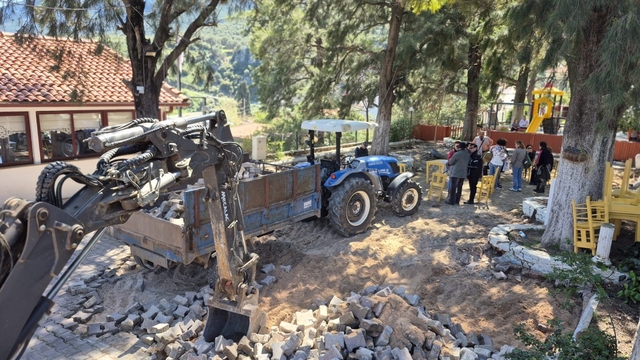 Karaburun'da Nergis Çay Bahçesi'nin çocuk parkı yapılması protesto edildi