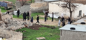 Hilvan’da dehşet anları kamerada: Fırtına çatıları uçurdu, direkleri devirdi