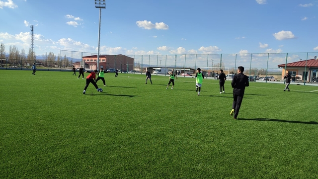 Sarıoğlan ilçesinde öğrenciler arasında dostluk maçı yapıldı