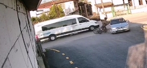 Sağdan sollayan motosikletli otomobile çarptı: Kaza anı kameraya yansıdı