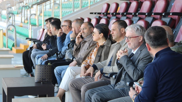 Muğlaspor Teknik Direktörü Besim Sarıgül antrenmanda