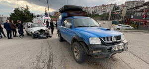 Kamyonetle otomobil çarpıştı: 1 yaralı