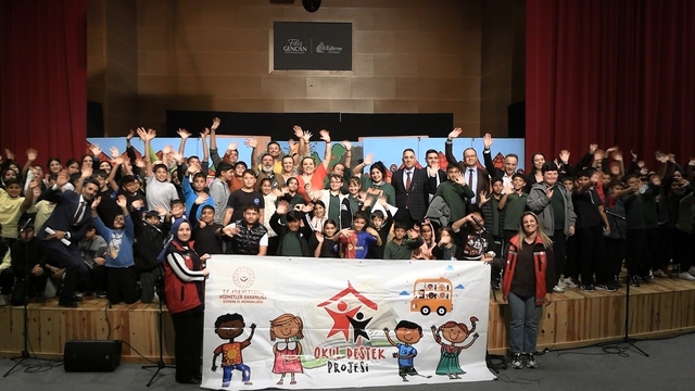 Edirne'de çocuklara doğa sevgisi sahne üzerinden aktarıldı
Edirne'de çevre farkındalığı tiyatro ile anlatıldı